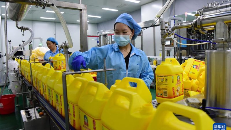 化工原料种类繁多，性质各异，因此分区储存时应遵循以下原则：